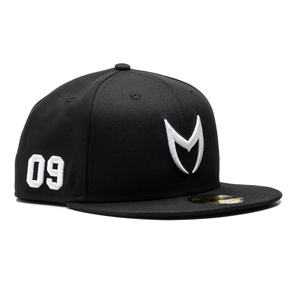 CAP106 - MSTR FITTED HAT / BLACK & WHITE