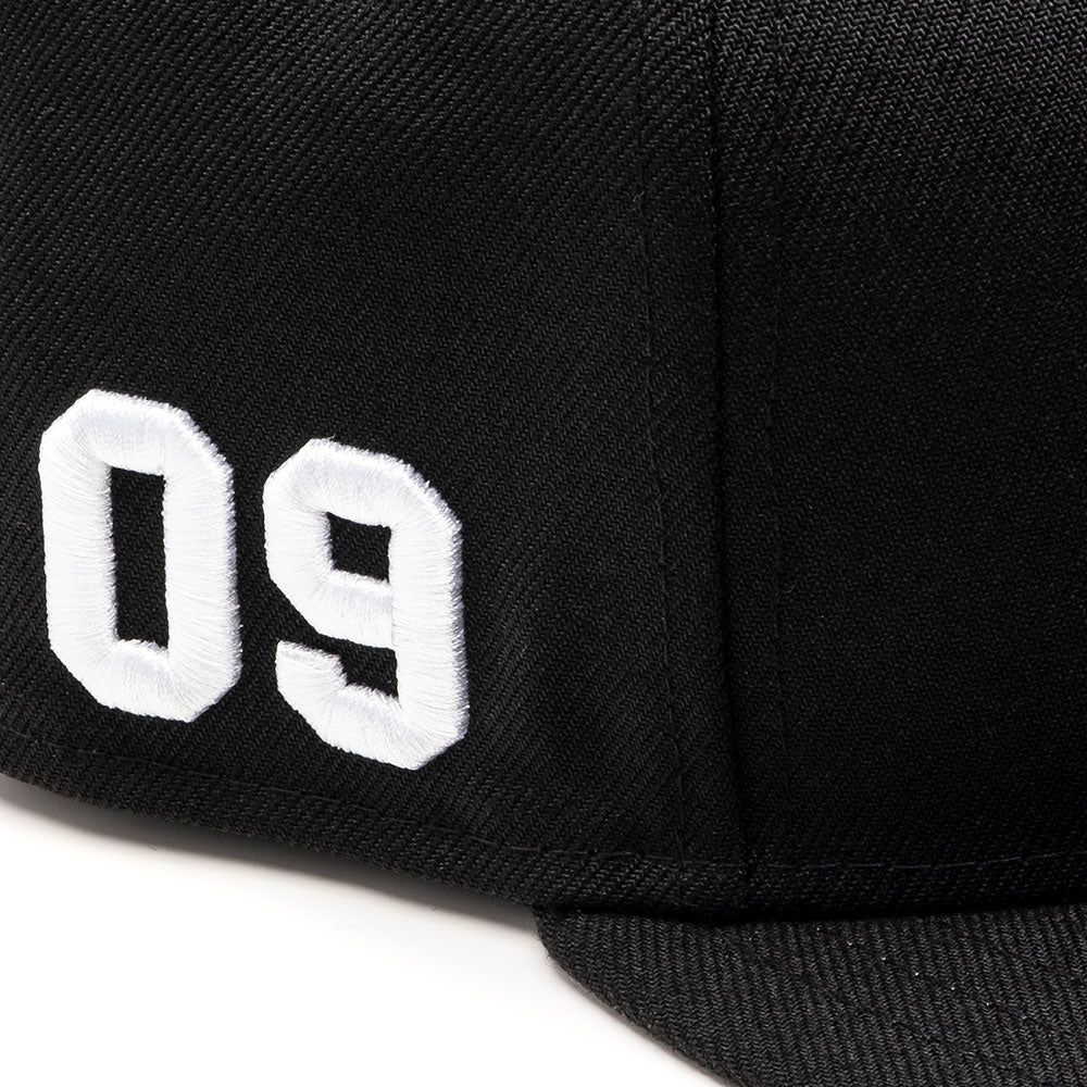 CAP106 - MSTR FITTED HAT / BLACK & WHITE