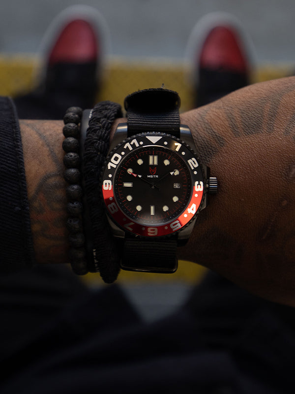 VO102SS - VOYAGER BLACK / RED / SS BAND